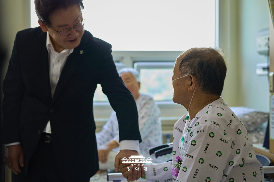 이재명 대통령이 현충일인 6월 6일 서울 강동구 중앙보훈병원에서 입원 치료 중인 국가유공자들을 위문하고 있다.