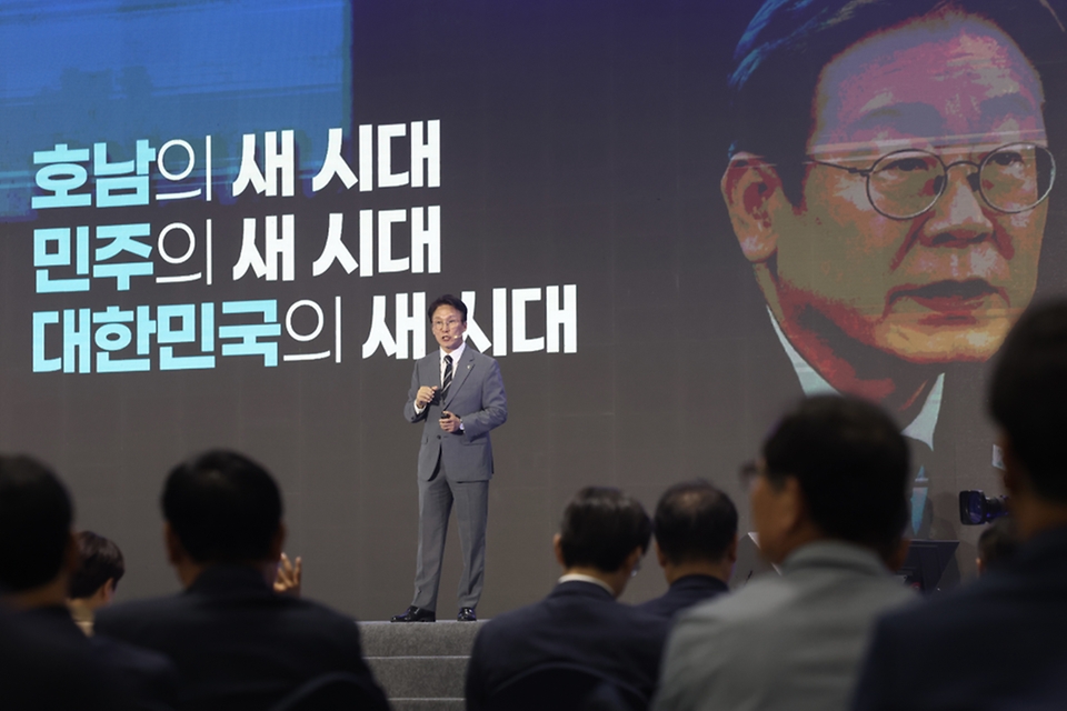 김민석 국무총리가 6월 6일 광주 서구 김대중컨벤션센터에서 열린 2026 뉴호남포럼에서 '대전환시대, 통합의 의미와 국가전략'을 주제로 기조연설을 하고 있다.