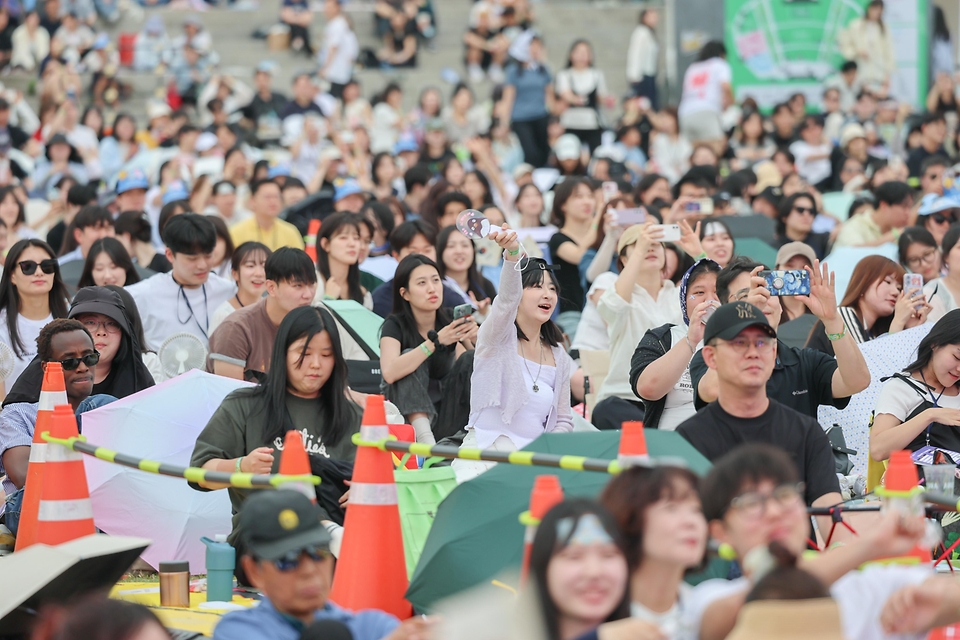 6월 6일 서울시 마포구 난지한강공원 젊음의 광장에서 열린 2026 코리아 메모리얼 페스타에 참석한 시민들이 공연을 즐기고 있다.