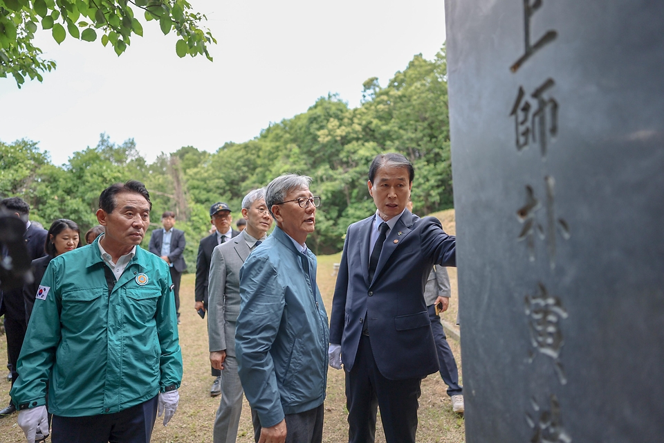 권오을 국가보훈부 장관이 6월 8일 6·10만세운동 100주년을 맞아 경기도 포천시에 위치한 박인호 지사 독립유공자 묘소에 들려 백영현 포천시장, 포천시 보훈단체장, 독립유공자 후손등과 함께 헌화 및 묵념을 하고 있다.