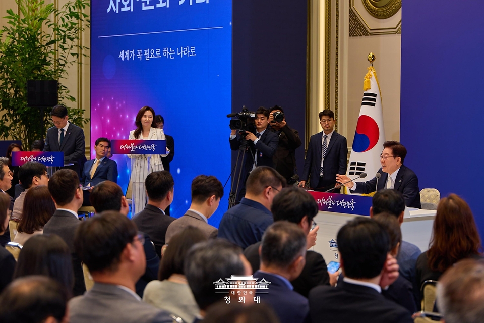 이재명 대통령이 6월 8일 청와대 영빈관에서 열린 취임 1주년 기자회견에서 발언하고 있다.