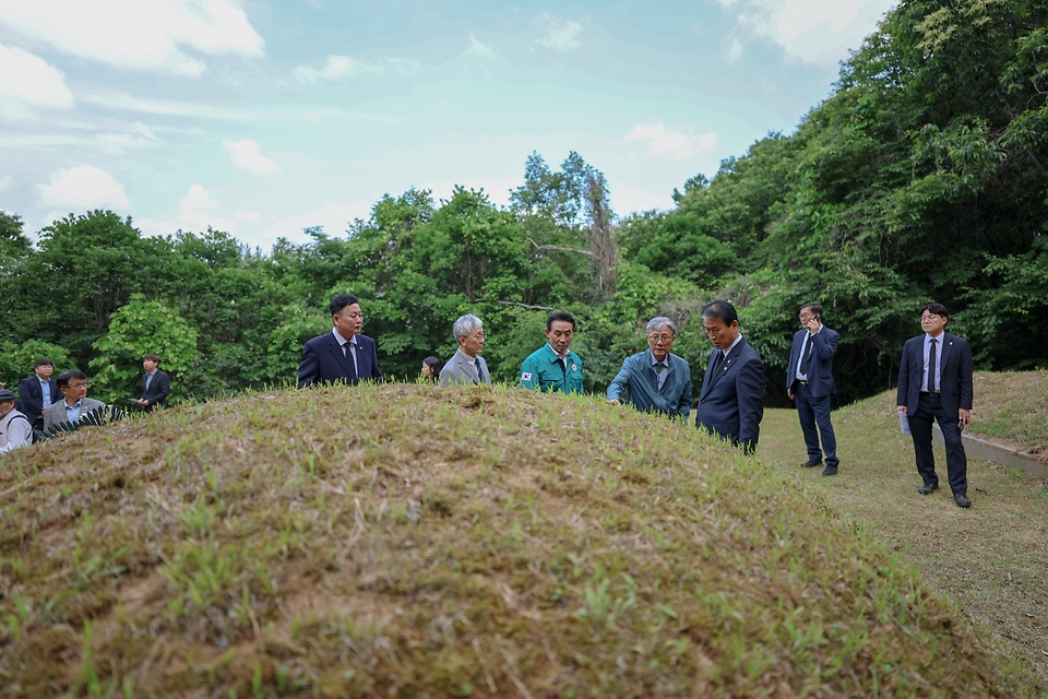 권오을 국가보훈부 장관이 6월 8일 6·10만세운동 100주년을 맞아 경기도 포천시에 위치한 박인호 지사 독립유공자 묘소에 들려 백영현 포천시장, 포천시 보훈단체장, 독립유공자 후손등과 함께 헌화 및 묵념을 하고 있다.