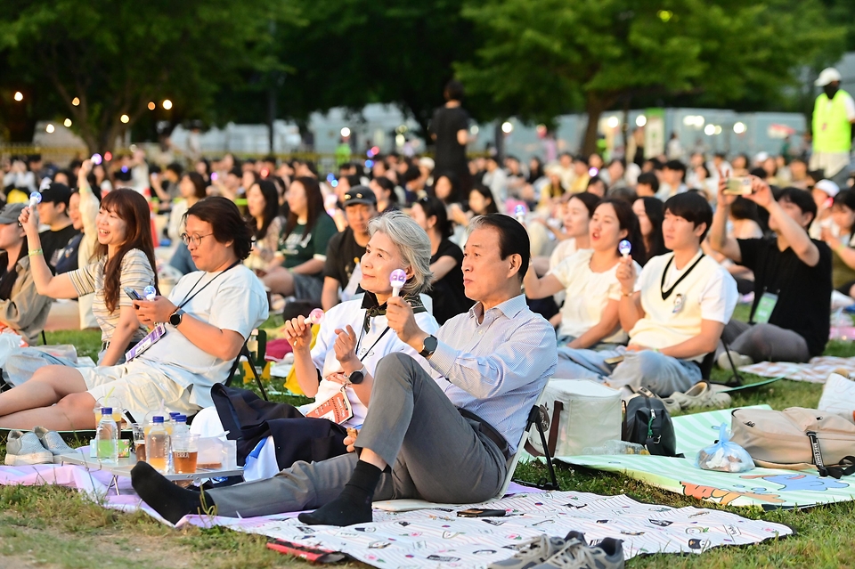 6월 6일 서울시 마포구 난지한강공원 젊음의 광장에서 열린 2026 코리아 메모리얼 페스타에 참석한 시민들이 공연을 즐기고 있다.