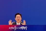 취임 1주년 기자회견 사진 1