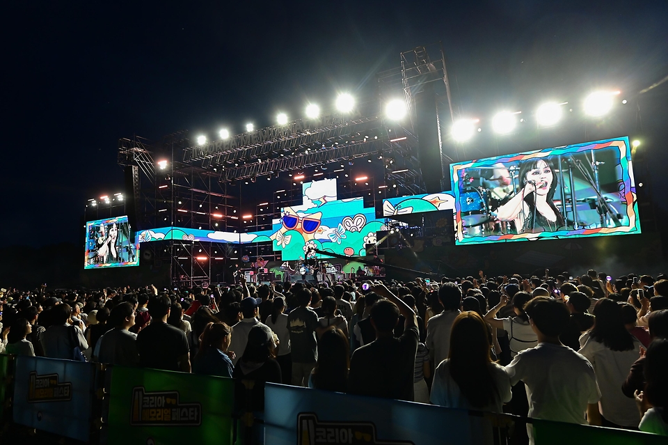 6월 6일 서울시 마포구 난지한강공원 젊음의 광장에서 열린 2026 코리아 메모리얼 페스타에 참석한 시민들이 공연을 즐기고 있다.