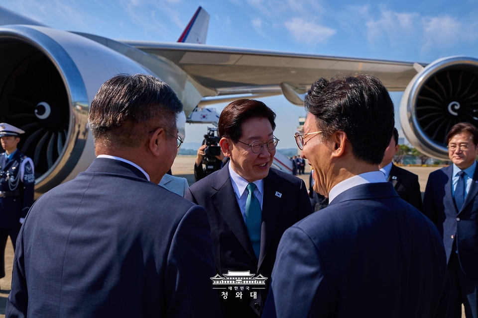 주요7개국(G7) 정상회의 참석과 유럽 순방을 위해 출국하는 이재명 대통령이 6월 9일 성남 서울공항에서 환송 나온 김민석 국무총리와 인사하고 있다.