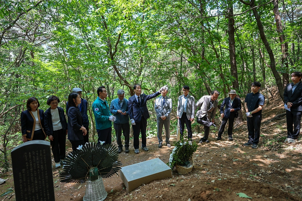 권오을 국가보훈부 장관이 6월 8일 6·10만세운동 100주년을 맞아 경기도 포천시에 위치한 박인호 지사 독립유공자 묘소에 들려 백영현 포천시장, 포천시 보훈단체장, 독립유공자 후손등과 함께 헌화 및 묵념을 하고 있다.