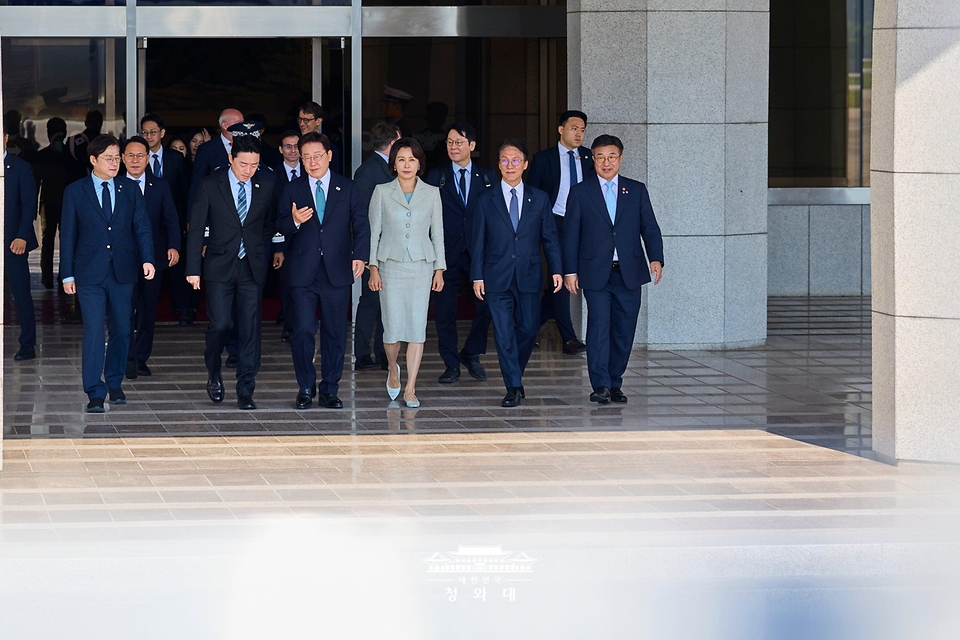 주요7개국(G7) 정상회의 참석과 유럽 순방을 위해 출국하는 이재명 대통령과 김혜경 여사가 6월 9일 성남 서울공항에서 공군 1호기로 이동하고 있다.