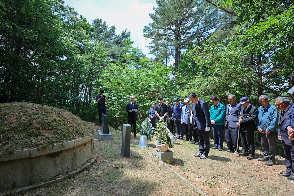 권오을 국가보훈부 장관이 6월 8일 6·10만세운동 100주년을 맞아 경기도 포천시에 위치한 박인호 지사 독립유공자 묘소에 들려 백영현 포천시장, 포천시 보훈단체장, 독립유공자 후손등과 함께 헌화 및 묵념을 하고 있다.