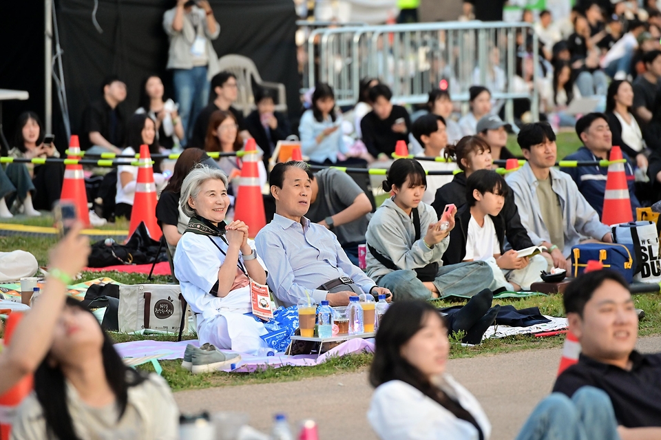 6월 6일 서울시 마포구 난지한강공원 젊음의 광장에서 열린 2026 코리아 메모리얼 페스타에 참석한 시민들이 공연을 즐기고 있다.
