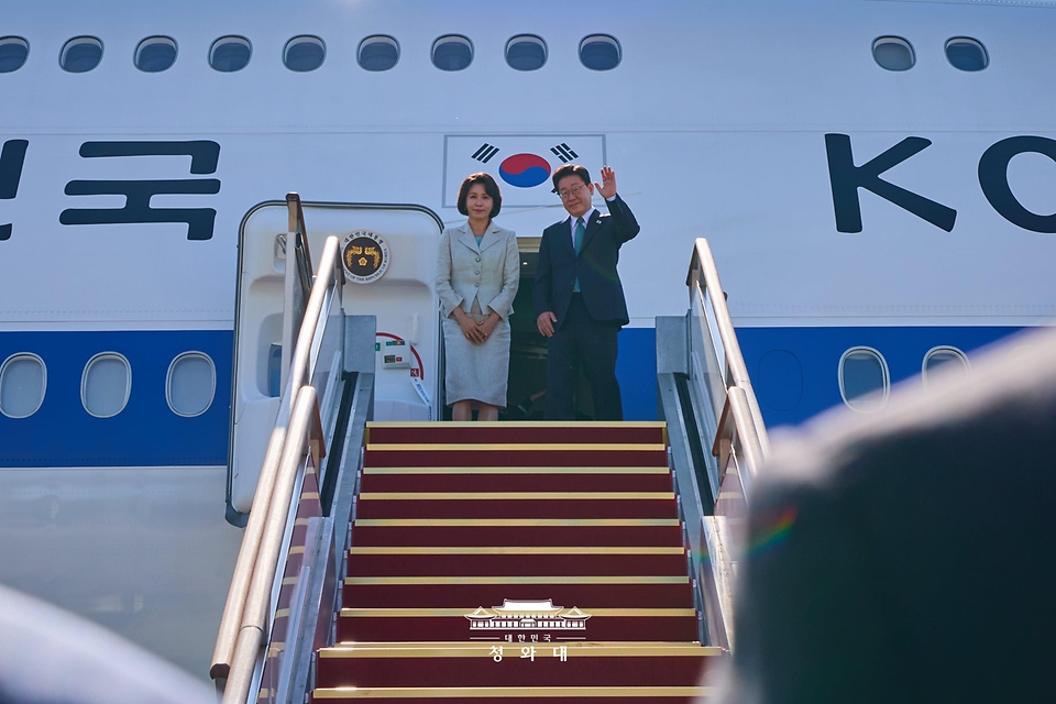 주요7개국(G7) 정상회의 참석과 유럽 순방을 위해 출국하는 이재명 대통령과 김혜경 여사가 6월 9일 성남 서울공항 공군 1호기에서 환송객에게 인사하고 있다.