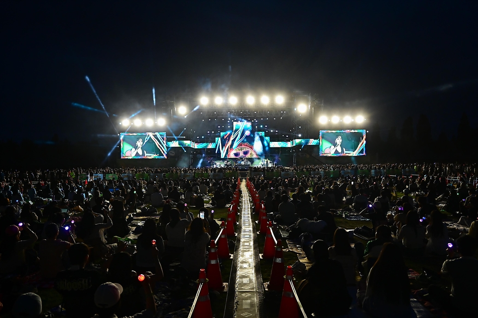 6월 6일 서울시 마포구 난지한강공원 젊음의 광장에서 열린 2026 코리아 메모리얼 페스타에 참석한 시민들이 공연을 즐기고 있다.
