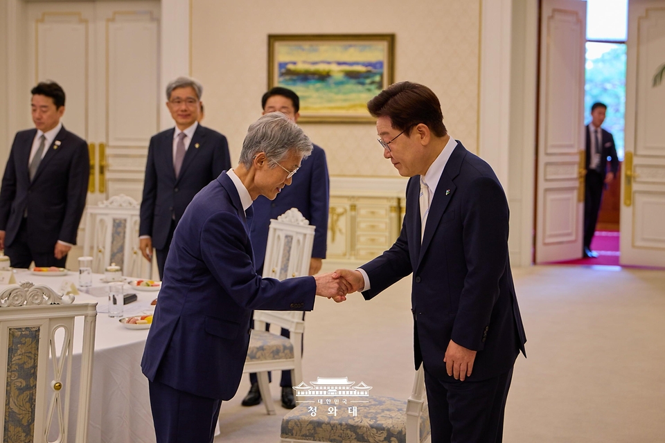 이재명 대통령이 6월 8일 청와대에서 열린 4부 요인 회동에 앞서 조희대 대법원장과 인사하고 있다.