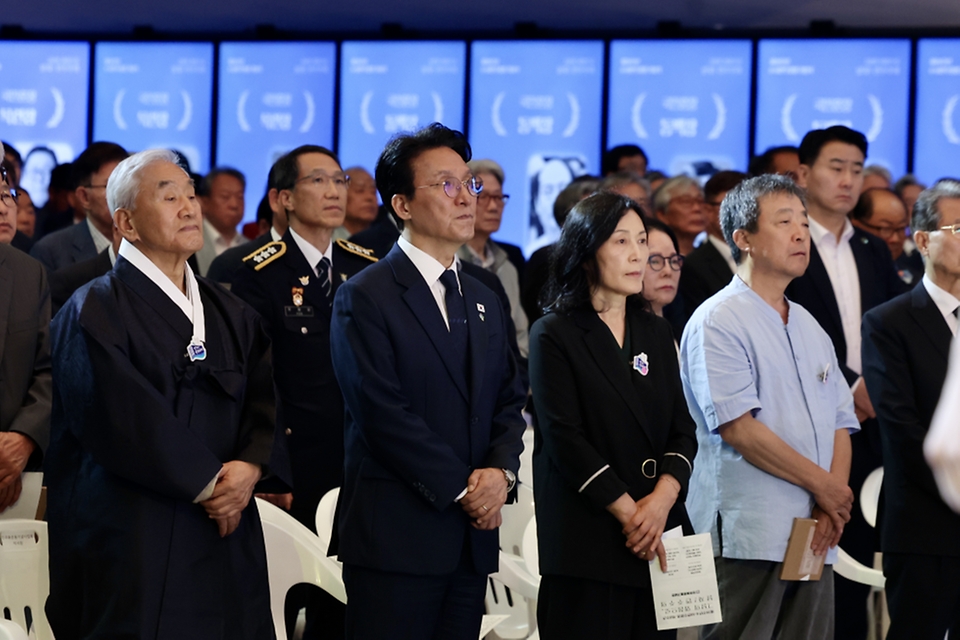 김민석 국무총리가 6월 10일 용산구 민주화운동기념관에서 열린 제39주년 6·10민주항쟁 기념식에 참석, 기념사를 하고 있다.