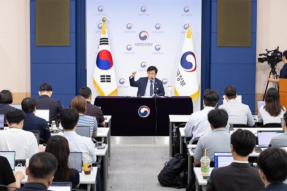 김성환 기후에너지환경부 장관이 6월 4일 서울 종로구 정부서울청사에서 국민주권정부 출범 1주년을 맞아 기후부 출입기자단과 간담회를 갖고 그 간의 성과 보고와 기자들의 질의에 답하고 있다.