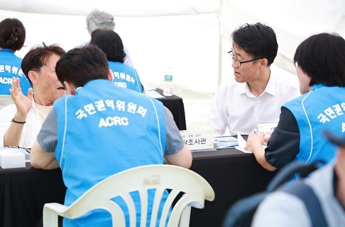 국민권익위원회가 제71회 현충일을 맞아 6월 6일 서울 동작구 국립서울현충원에서 '달리는 국민신문고'를 운영하고, 국가유공자와 보훈가족, 시민을 대상으로 국방·보훈 관련 현장 상담을 실시하고 있다.