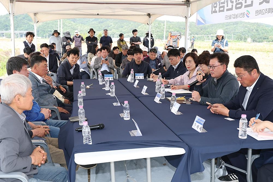 이승돈 농촌진흥청장이 6월 8일 경북 영천의 마늘 수확 현장을 방문해 농촌진흥청이 개발한 마늘 수확 기계화 기술 시범사업 추진 과정을 점검하고, 현장 적용 효과를 공유하고 있다.