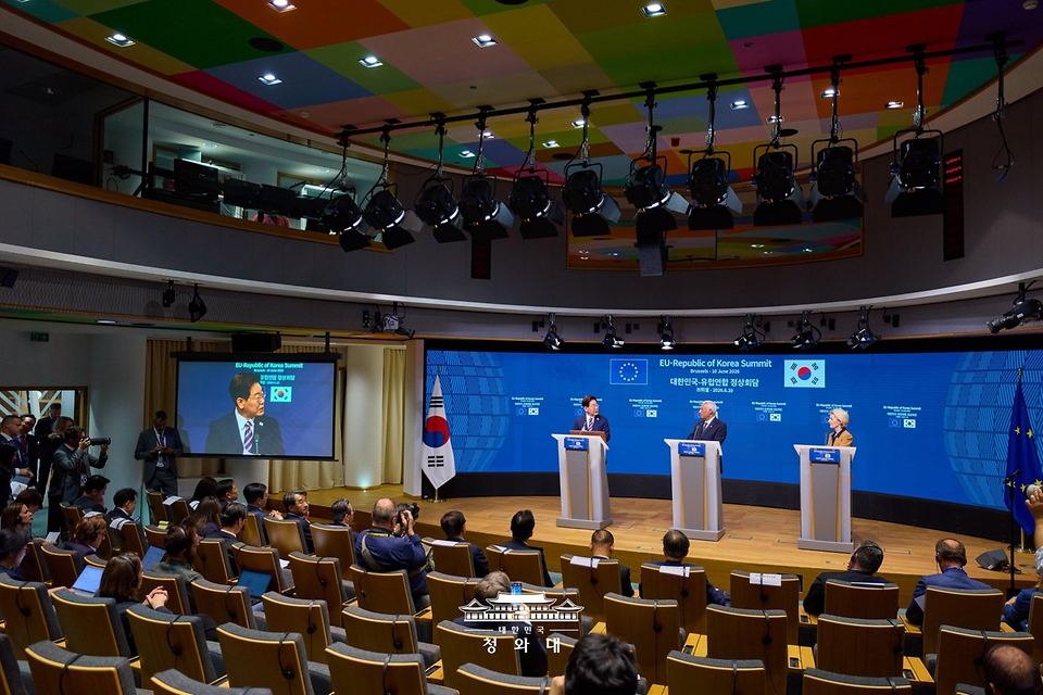이재명 대통령이 6월 10일(현지 시간) 벨기에 브뤼셀 EU이사회 본부에서 안토니우 코스타 EU 정상회의 상임의장, 우르즐라 폰데어라이엔 EU 집행위원장과 공동언론발표를 하고 있다.