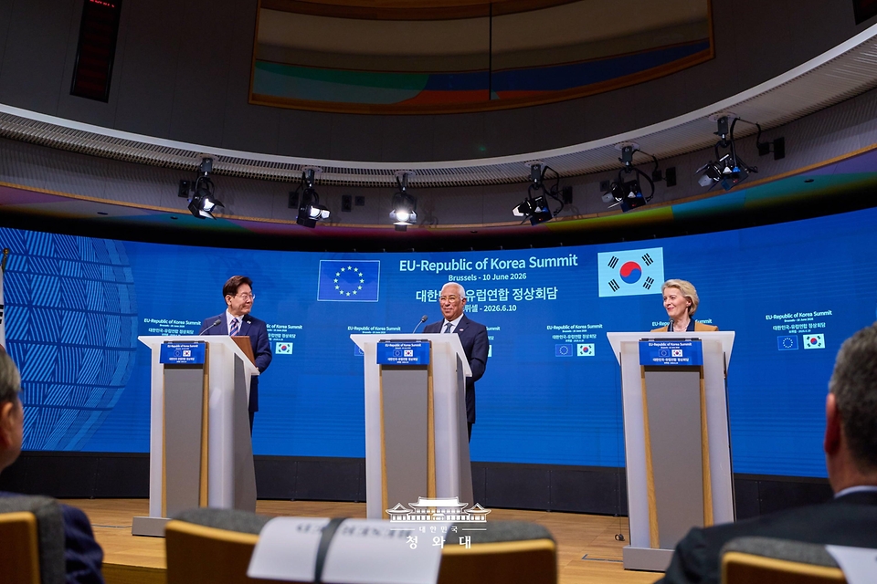 이재명 대통령이 6월 10일(현지 시간) 벨기에 브뤼셀 EU이사회 본부에서 안토니우 코스타 EU 정상회의 상임의장, 우르즐라 폰데어라이엔 EU 집행위원장과 공동언론발표를 하고 있다.