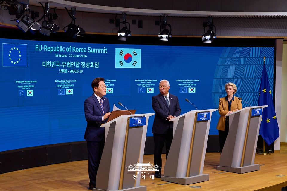 이재명 대통령이 6월 10일(현지 시간) 벨기에 브뤼셀 EU이사회 본부에서 안토니우 코스타 EU 정상회의 상임의장, 우르즐라 폰데어라이엔 EU 집행위원장과 공동언론발표를 하고 있다.