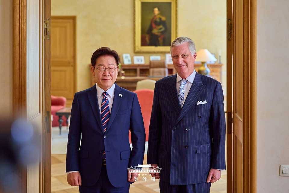 이재명 대통령과 필립 반 데 벨데 벨기에 국왕이 6월 10일(현지 시간) 브뤼셀 라켄궁에서 면담에 앞서 기념촬영을 하고 있다.