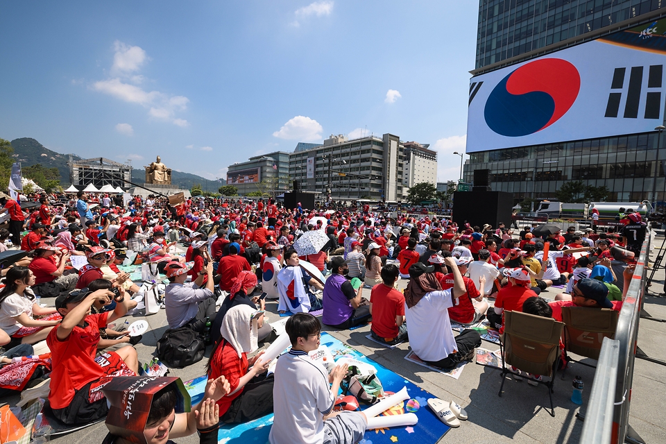 2026 북중미 월드컵 조별리그 A조 한국과 체코의 경기가 열린 12일 종로구 광화문광장에서 설치된 축구 거리응원 무대에서 시민들이 응원하고 있다.