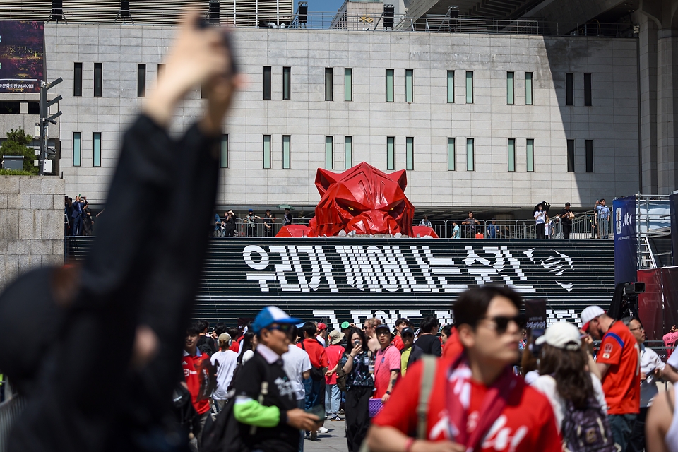2026 북중미 월드컵 조별리그 A조 한국과 체코의 경기가 열린 12일 종로구 광화문광장에서 설치된 축구 거리응원 무대에서 시민들이 응원하고 있다.
