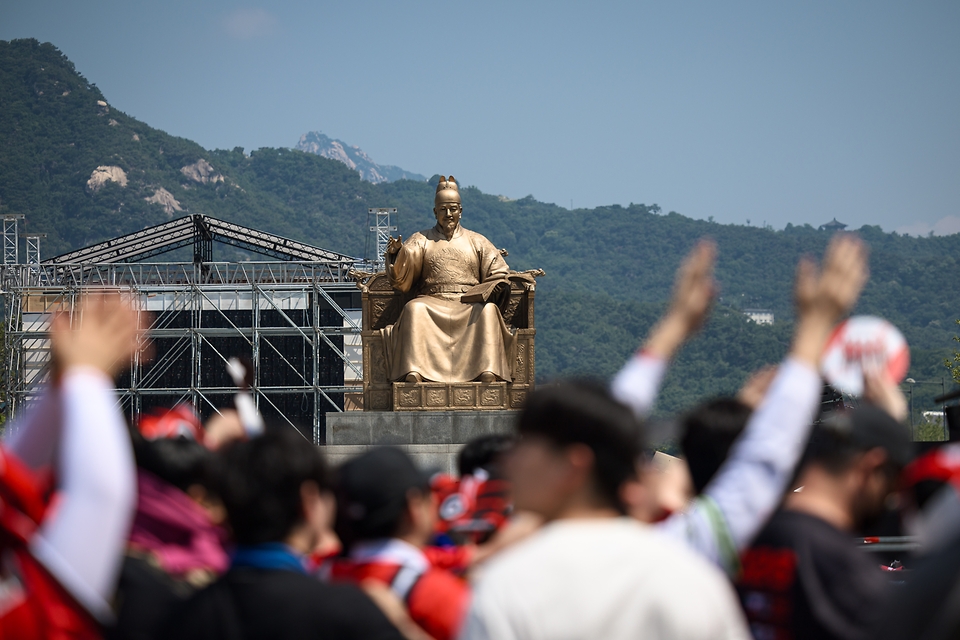 2026 북중미 월드컵 조별리그 A조 한국과 체코의 경기가 열린 12일 종로구 광화문광장에서 설치된 축구 거리응원 무대에서 시민들이 응원하고 있다.