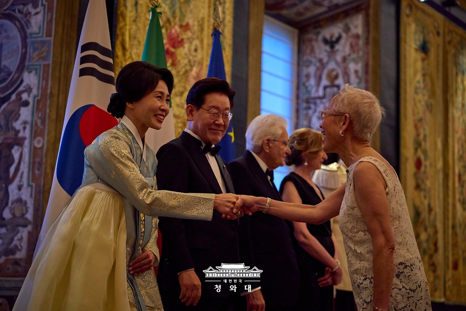 이재명 대통령과 이탈리아를 국빈방문한 김혜경 여사가 6월 11일(현지 시간) 로마 대통령궁에서 열린 국빈만찬에서 참석자와 악수하고 있다.