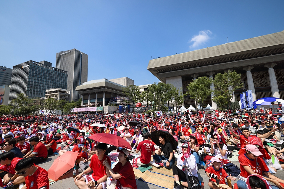 2026 북중미 월드컵 조별리그 A조 한국과 체코의 경기가 열린 12일 종로구 광화문광장에서 설치된 축구 거리응원 무대에서 시민들이 응원하고 있다.
