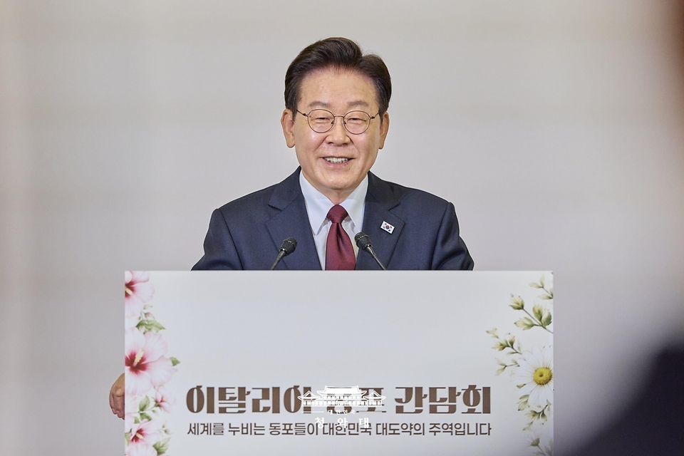 이재명 대통령이 6월 15일(현지 시간) 이탈리아 로마 한 호텔에서 열린 동포 오찬 간담회에서 인사말을 하고 있다.