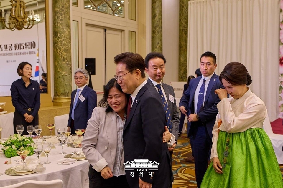 이재명 대통령이 6월 15일(현지 시간) 이탈리아 로마 한 호텔에서 열린 동포 오찬 간담회에서 참석자와 인사하고 있다.