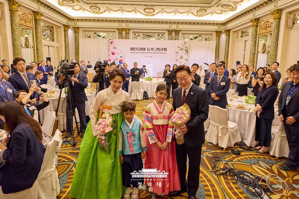 이재명 대통령과 김혜경 여사가 6월 15일(현지 시간) 이탈리아 로마 한 호텔에서 열린 동포 오찬 간담회에서 화동과 기념촬영을 하고 있다.