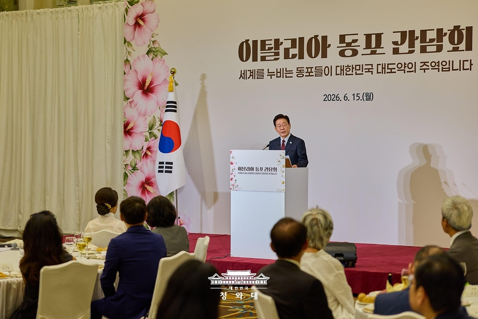 이재명 대통령이 6월 15일(현지 시간) 이탈리아 로마 한 호텔에서 열린 동포 오찬 간담회에서 인사말을 하고 있다.
