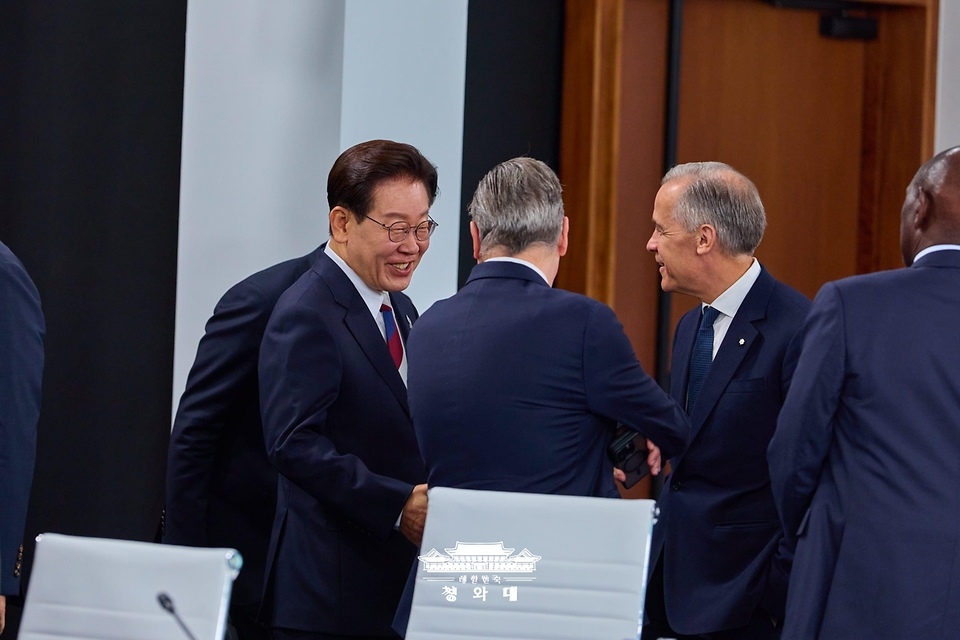 이재명 대통령이 6월 17일(현지 시간) 프랑스 에비앙레뱅에서 열린 주요 7개국(G7) 및 초청국 확대회담 2세션에서 키어 스타머 영국 총리, 마크 카니 캐나다 총리와 대화하고 있다.