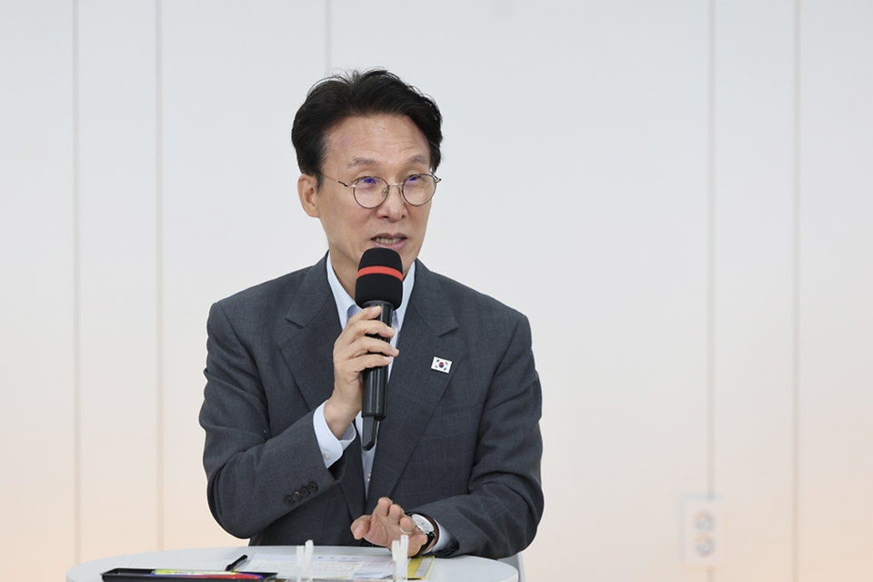 김민석 국무총리가 6월 21일 송파구 한국체육대학교에서 열린 선관위 개혁 관련 시민토론회를 주재하고 있다.