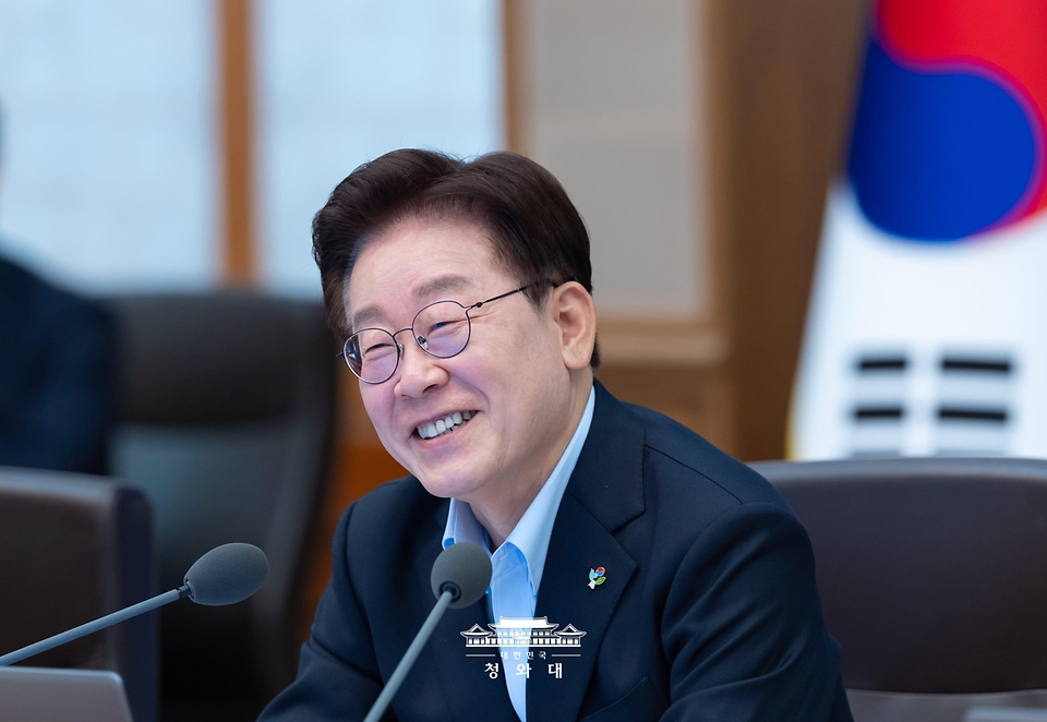이재명 대통령이 6월 23일 청와대에서 열린 국무회의 겸 비상경제점검회의에서 참석자 발언에 웃고 있다.