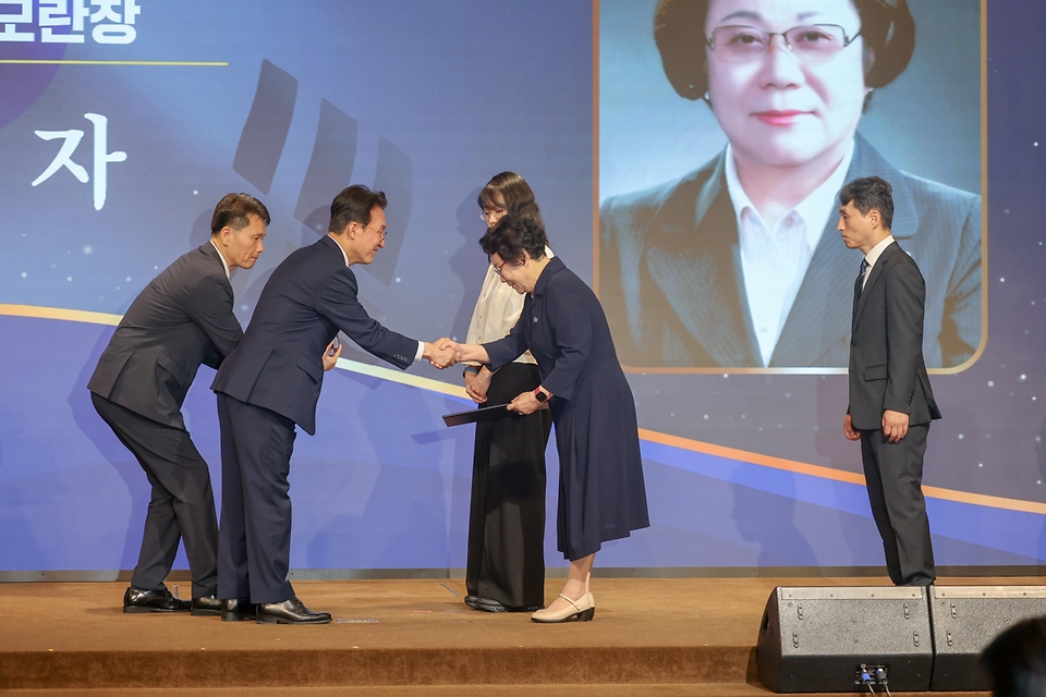 권오을 국가보훈부 장관이 19일 오전 서울 용산구 피스앤파크 컨벤션에서 열린 2026 호국보훈의 달 정부포상식 오찬장에 참석해 수상자들과 함께 기념촬영을 하고 있다.