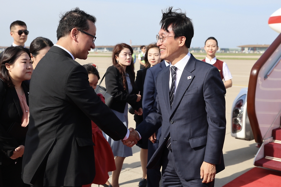 하계 세계경제포럼 연례회의(하계 다보스포럼)에 참석하기 위해 중국을 방문한 김민석 국무총리가 6월 22일(현지시간) 베이징 수도 국제공항에 도착, 환영인사를 받고 있다.