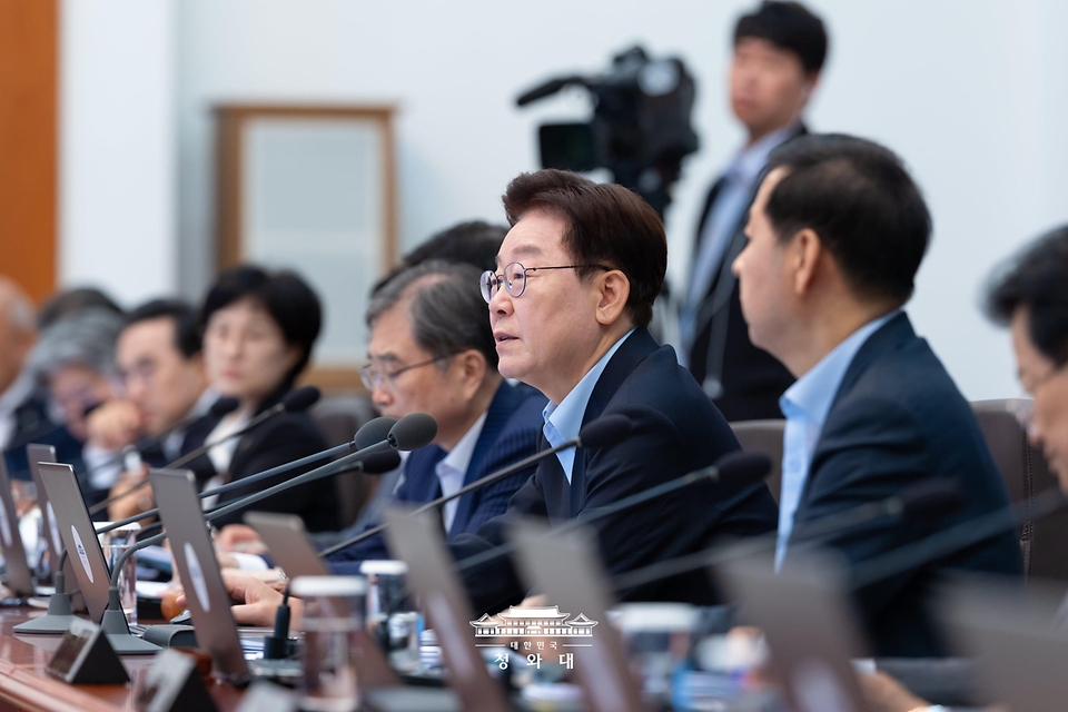이재명 대통령이 6월 23일 청와대에서 열린 국무회의 겸 비상경제점검회의에서 발언하고 있다.
