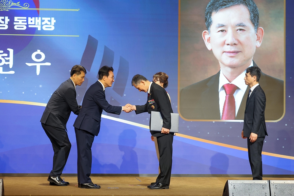 권오을 국가보훈부 장관이 19일 오전 서울 용산구 피스앤파크 컨벤션에서 열린 2026 호국보훈의 달 정부포상식 오찬장에 참석해 수상자들과 함께 기념촬영을 하고 있다.
