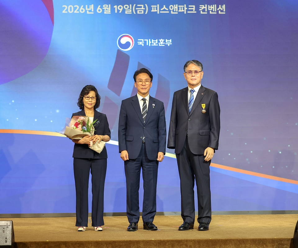 권오을 국가보훈부 장관이 19일 오전 서울 용산구 피스앤파크 컨벤션에서 열린 2026 호국보훈의 달 정부포상식 오찬장에 참석해 수상자들과 함께 기념촬영을 하고 있다.