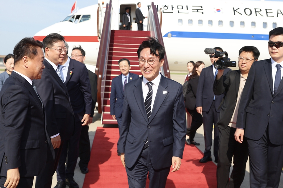 하계 세계경제포럼 연례회의(하계 다보스포럼)에 참석하기 위해 중국을 방문한 김민석 국무총리가 6월 22일(현지시간) 베이징 수도 국제공항에 도착, 환영인사를 받고 있다.
