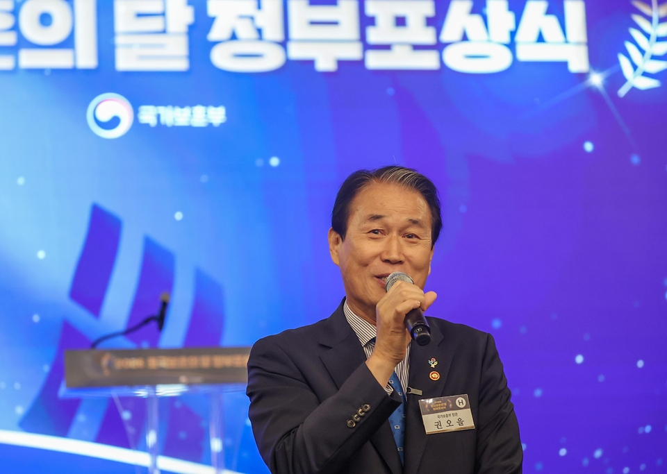 권오을 국가보훈부 장관이 19일 오전 서울 용산구 피스앤파크 컨벤션에서 열린 2026 호국보훈의 달 정부포상식 오찬장에 참석해 수상자들과 함께 기념촬영을 하고 있다.