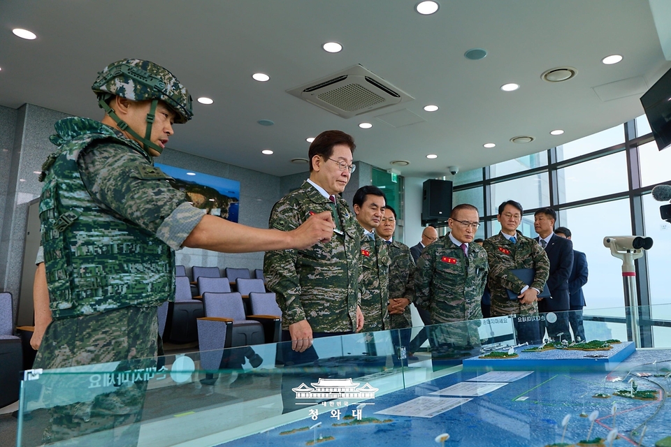 이재명 대통령이 6월 24일 인천시 옹진군 연평도 평화전망대에서 경계작전 현황에 대한 보고를 받고 있다.