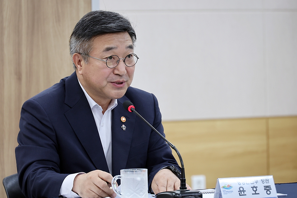 윤호중 행정안전부 장관이 6월 26일 전남 여수엑스포 컨벤션센터에서 2026 여수세계섬박람회 준비상황 점검 회의를 주재하고 있다.