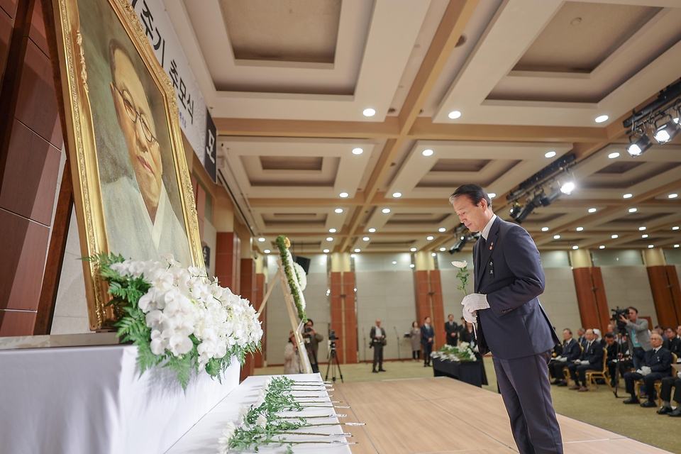 권오을 국가보훈부 장관이 6월 26일 서울시 용산구 백범김구선생 제77주기 추모식에 참석해 추모사를 하고 있다.