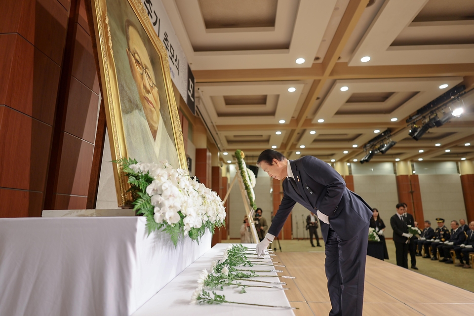 권오을 국가보훈부 장관이 6월 26일 서울시 용산구 백범김구선생 제77주기 추모식에 참석해 추모사를 하고 있다.