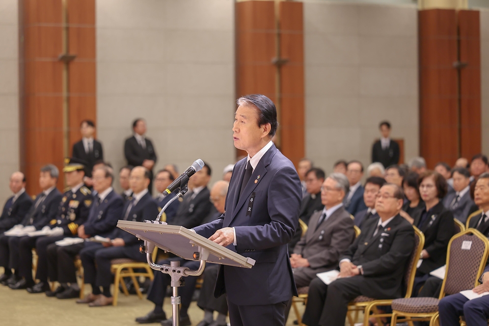 권오을 국가보훈부 장관이 6월 26일 서울시 용산구 백범김구선생 제77주기 추모식에 참석해 추모사를 하고 있다.