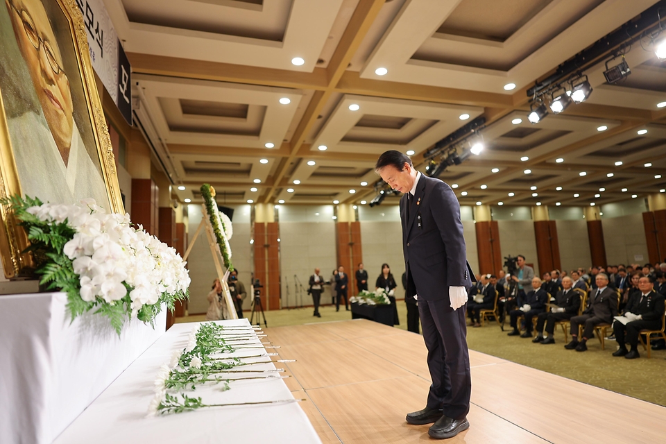 권오을 국가보훈부 장관이 6월 26일 서울시 용산구 백범김구선생 제77주기 추모식에 참석해 추모사를 하고 있다.